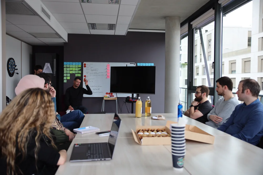 Atelier Nakama autour d’un tableau et de post-it